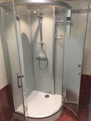 Installation d'une cabine de douche sur Leuze